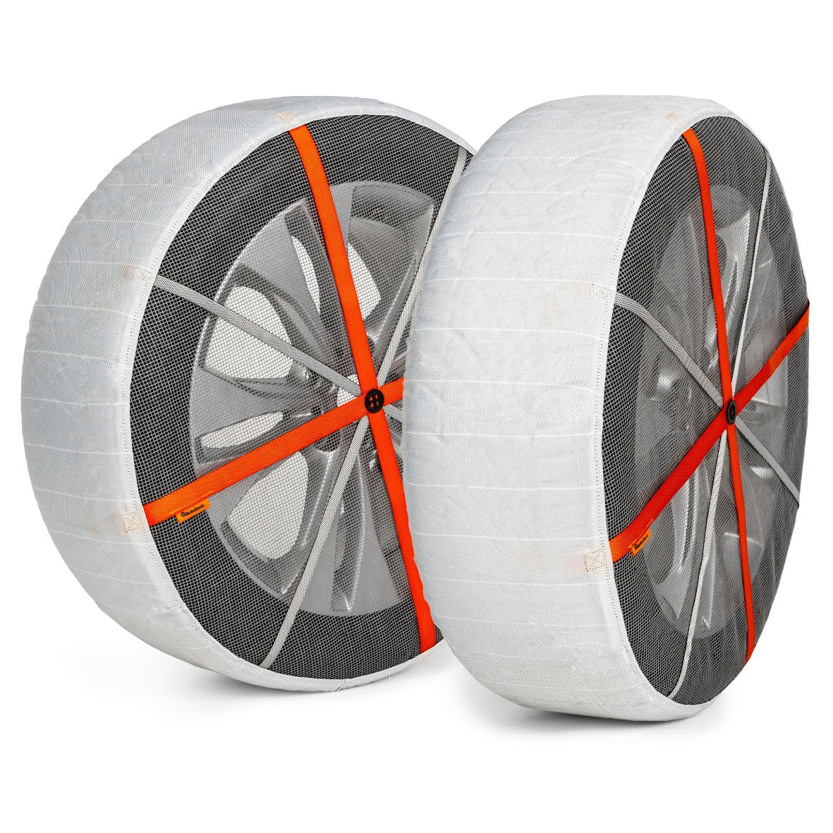 Paire de chaînes à neige textiles AutoSock installées sur deux roues devant un fond blanc montrant la face avant du produit HP830 HP 830