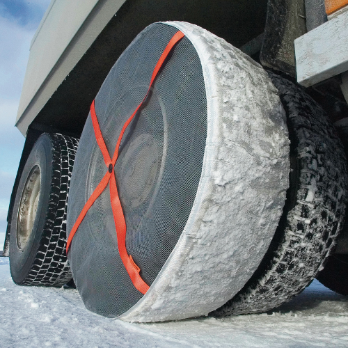 Gros plan du dispositif de traction textile AutoSock monté sur des roues de camion