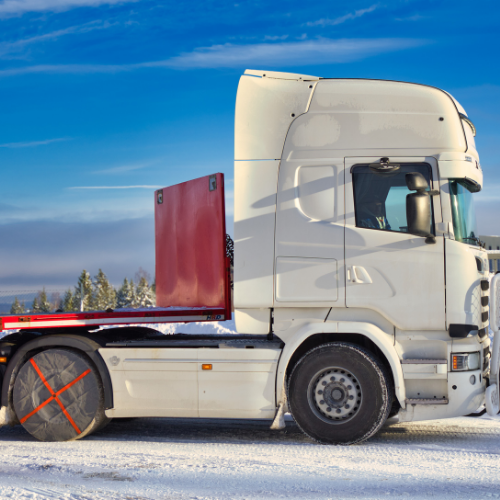 Chaussettes à neige AutoSock montées sur les roues d'un camion