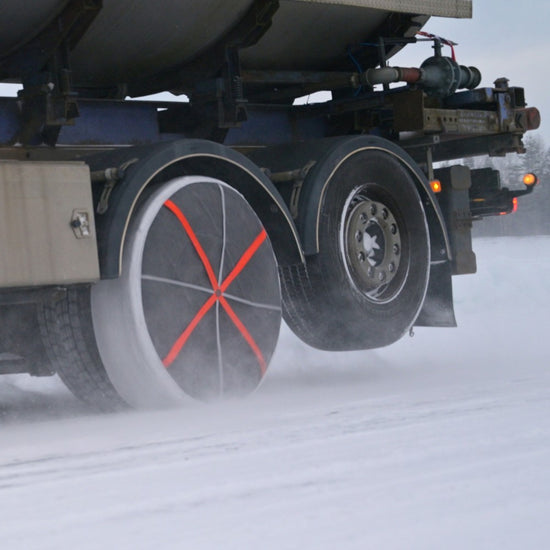 Chaussettes à neige AutoSock montées sur les roues d'un camion