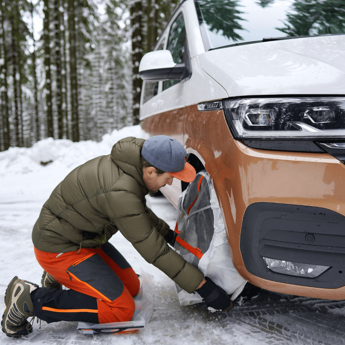 Installation d'AutoSock HP pour les voitures sur les roues avant d'une camionnette sur la neige et la glace